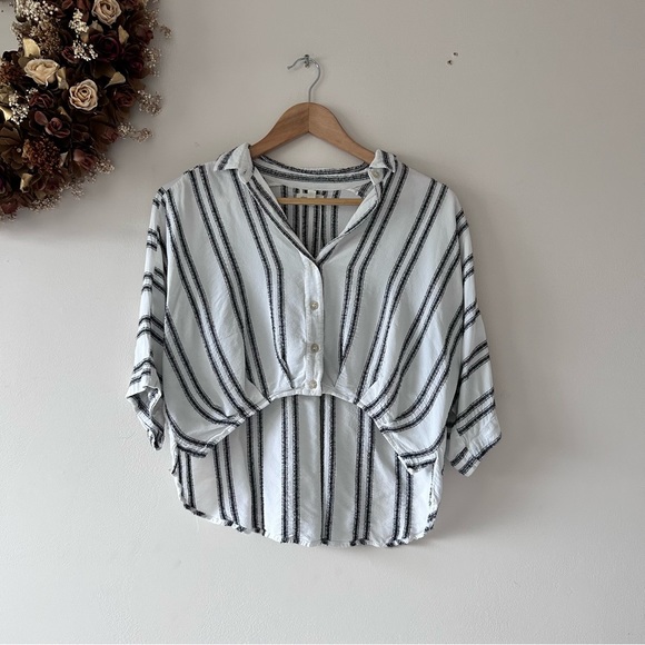 silence + noise | Cropped Button-Down Collared Blouse - Picture 2 of 4